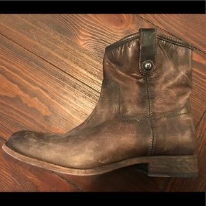 Frye Melissa Button Short in Smoke - size 9.5